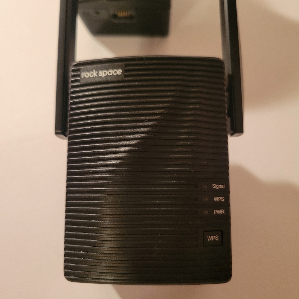 Wifi extender, Rockspace wireless signal booster. - Picture 2 of 3